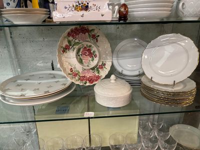 une vitrine en verre contenant des assiettes et des verres