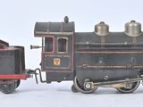 un petit train posé sur une surface blanche