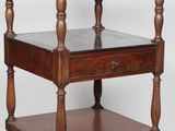 une étagère en bois avec un plateau en verre, sur fond blanc
