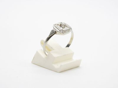 une bague de fiançailles en or blanc sertie d'un diamant au centre