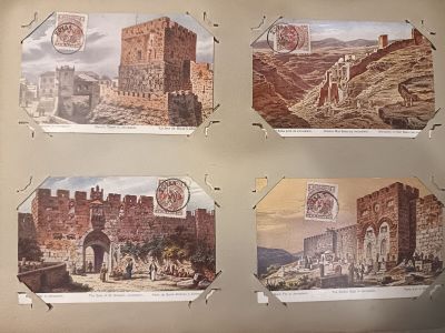plusieurs photos d'un mur sur lequel sont accrochées de nombreuses images différentes