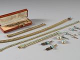 beaucoup de bijoux posés sur une table à côté d'une boîte