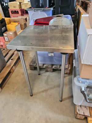 une table posée au milieu d'une pile de cartons