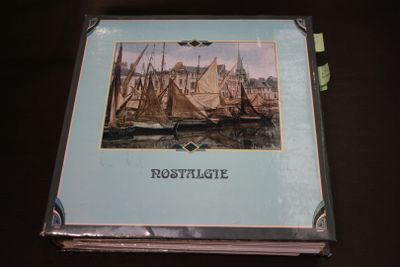 une photo d'une photo d'un bateau dans l'eau