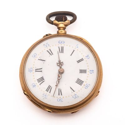 une montre de poche en or avec des chiffres romains sur le cadran