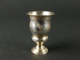 une coupe en argent posée sur une table