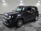 La jeep noire est garée dans une grande pièce au sol carrelé en damier.