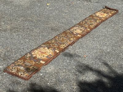 un long tapis posé par terre dans la rue