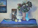 un tableau représentant un vase de fleurs et une photo posée sur une table