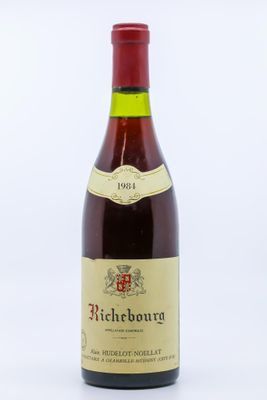 une bouteille de vin posée sur une table