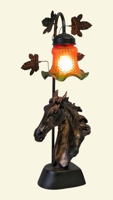 une lampe surmontée d'une tête de cheval