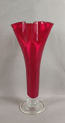Grand vase en verre bullé, teinté rouge, à col corolle, dans…