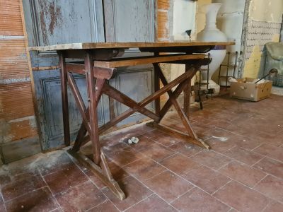 a table that is sitting on the floor in a room