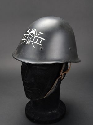un gros plan d'un casque sur une tête de mannequin