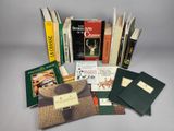 plusieurs livres sont empilés sur une table
