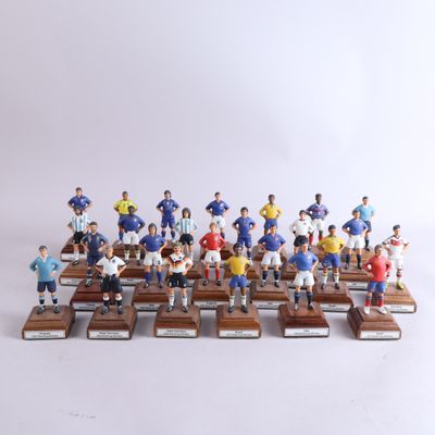 de nombreuses figurines de footballeurs posées sur une table
