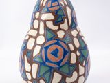un vase orné d'un motif géométrique sur fond blanc