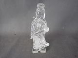 figurine en verre transparent représentant une femme tenant un bébé dans ses bras