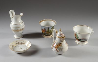 cinq pièces de porcelaine différentes posées sur une table