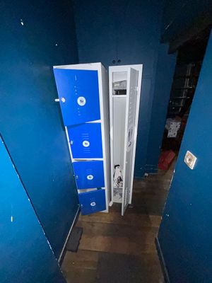 un casier bleu dans le couloir d'une pièce bleue