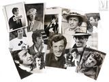 de nombreuses photos en noir et blanc d'hommes et de femmes