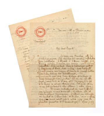 deux vieux papiers, sur lesquels sont apposés des timbres, posés l'un sur l'autre