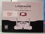 une boîte de Lagrange posée sur une étagère à côté d'une bouteille d'eau
