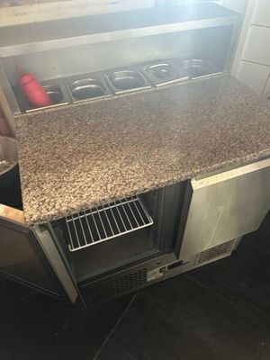 une image d'une cuisine avec une cuisinière et un évier