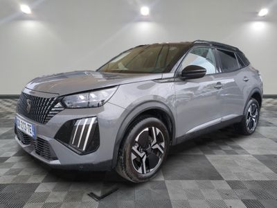 un SUV argenté garé sur un sol en damier dans un garage