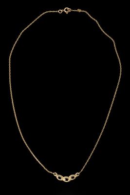 un collier en or dont la chaîne comporte un nœud