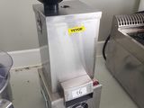 une machine surmontée d'un bol
