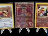 Trois cartes Pokémon différentes sont représentées sur un fond noir.