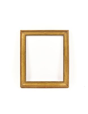 un cadre photo vide sur un mur blanc, avec un fond blanc