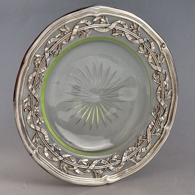 une plaque de verre ornée d'un motif en forme d'étoile rayonnante