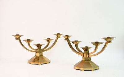 deux bougeoirs dorés sur fond blanc