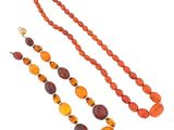 un gros plan d'un collier et d'un bracelet sur fond blanc