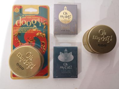 trois objets différents posés sur une table