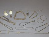 de nombreux types de bijoux sur la table