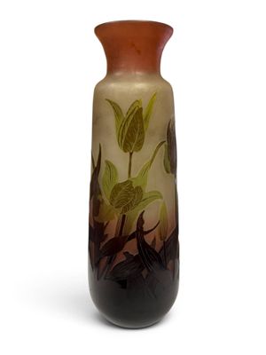 un vase avec un motif sur fond blanc
