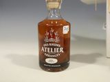 une bouteille d'alcool posée sur une table à côté d'une boîte