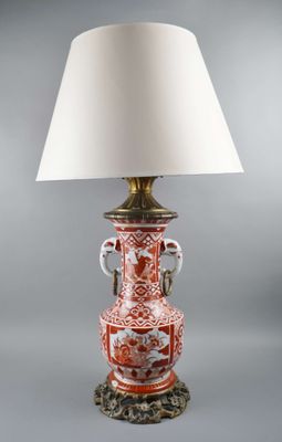 Vase chinois monté en lampe. Eclat à la base.