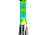 La lampe à lave est verte et argentée, avec des points jaunes dessus.