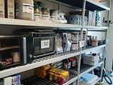 de nombreuses étagères remplies de provisions dans une cuisine où l'on trouve beaucoup d'articles