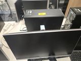 deux écrans d'ordinateur et un clavier posés sur le bureau
