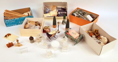 de nombreuses petites boîtes contenant des objets divers, posées sur une table