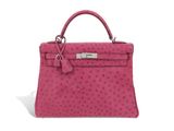 un sac à main en cuir d'autruche rose sur fond blanc