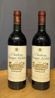 deux bouteilles de vin posées sur une table l'une à côté de l'autre