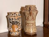 deux vases posés sur une table en bois
