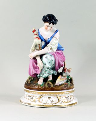Paris, SCULPTURE en porcelaine polychrome figurant une jeune…