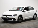 Une Volkswagen Polo blanche est garée dans une pièce dont le sol est à carreaux.